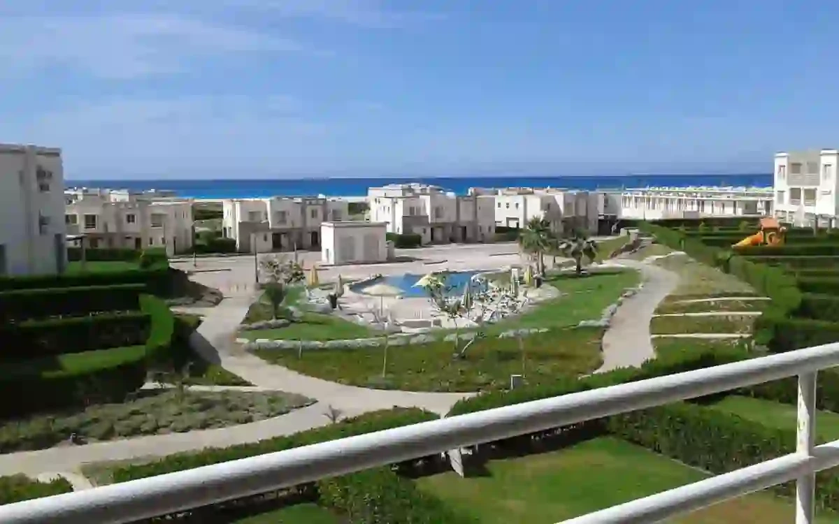 شاليه 105م بفيو البحر للبيع بالفرش والاجهزة فى أمواج الساحل الشمالي